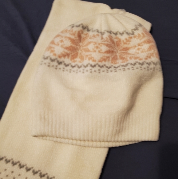 Covington Acrylic Beanie and Scarf NWOT - Picture 3 of 7